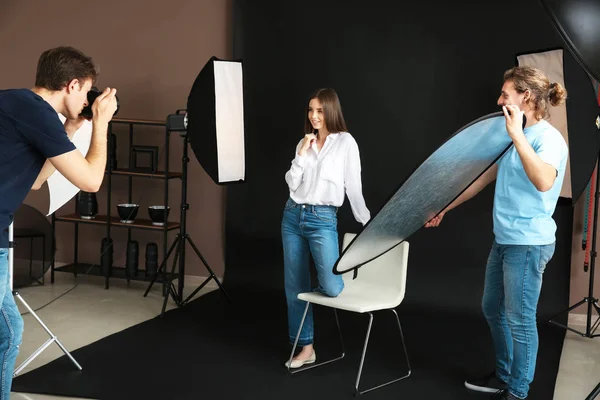 Fotógrafo profesional trabajando con modelo en estudio —  Fotos de Stock
