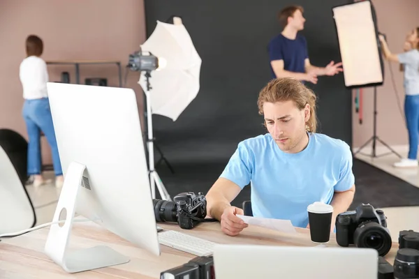 Fotografo professionista che lavora in uno studio moderno — Foto Stock