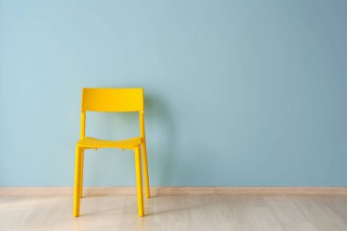 Odada renk duvarına yakın sandalye