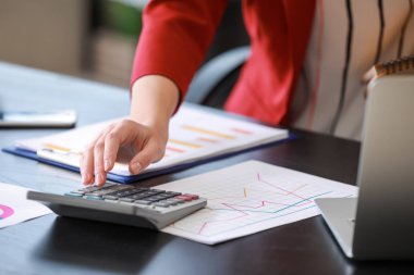 Ofiste çalışan kadın muhasebeci, yakın plan.