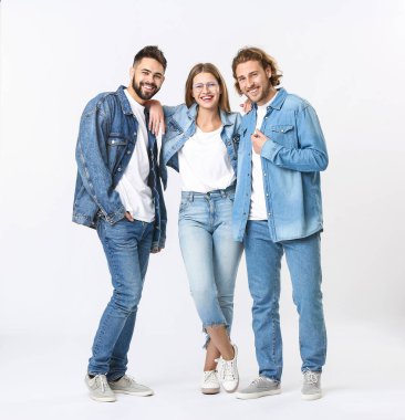 Beyaz arka planda kot elbise şık gençler