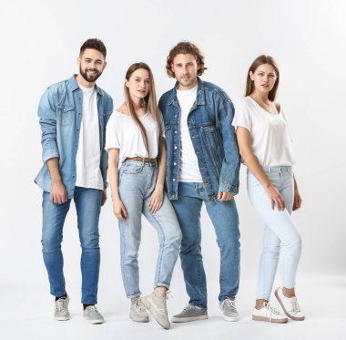 Beyaz arka planda kot elbise şık gençler