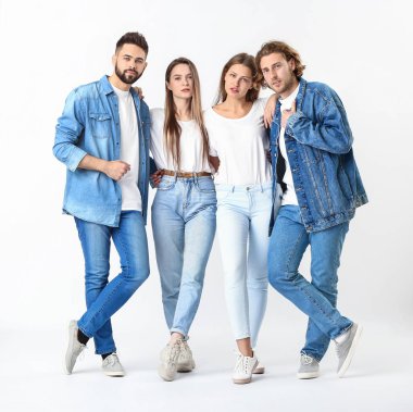 Beyaz arka planda kot elbise şık gençler