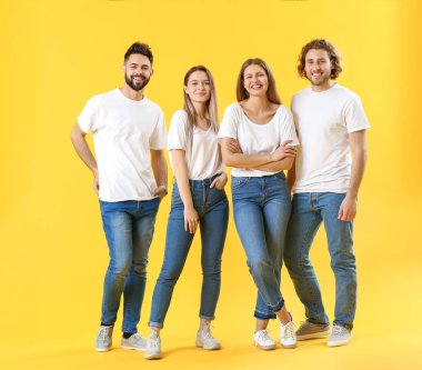 Renkli arka planda kot pantolon şık gençler