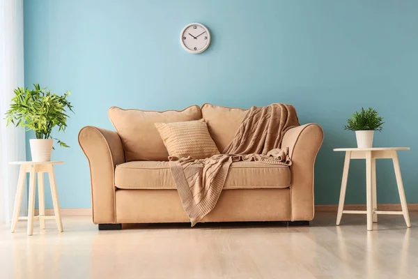 Belső világos, modern szoba kényelmes kanapéval — Stock Fotó