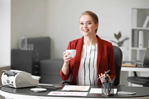 Female accountant working in office — Stock Photo, Image