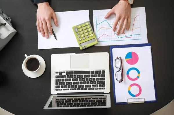 Male accountant working at table, top view — Stock Photo, Image