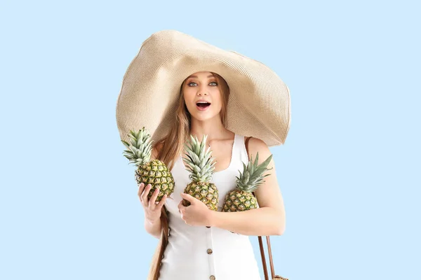 Schöne junge Frau mit Ananas auf weißem Hintergrund — Stockfoto