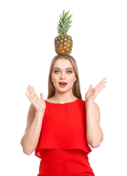 Surpreendida jovem mulher com abacaxi no fundo branco — Fotografia de Stock