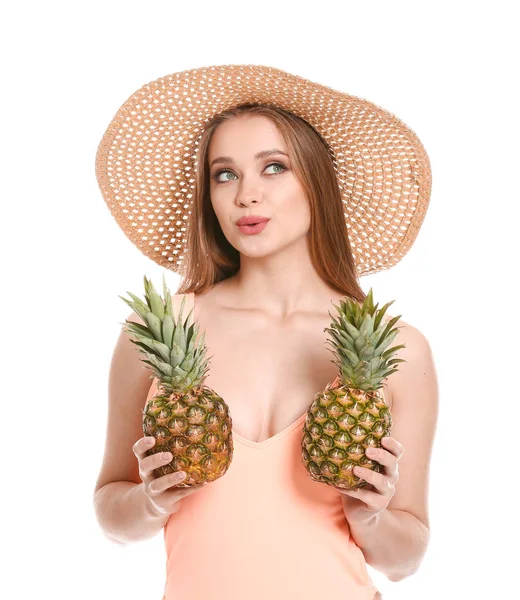 Gyönyörű fiatal nő az úszóruha és ananász a fehér háttér — Stock Fotó
