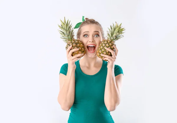 Zszokowany młoda kobieta z ananasów na białym tle — Zdjęcie stockowe