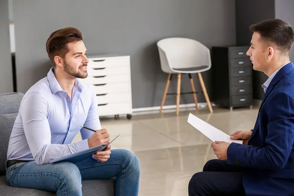 Human resources manager interviewing man in office — Stock Photo, Image