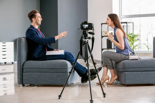 Human resources manager interviewing woman in office — Stock Photo, Image