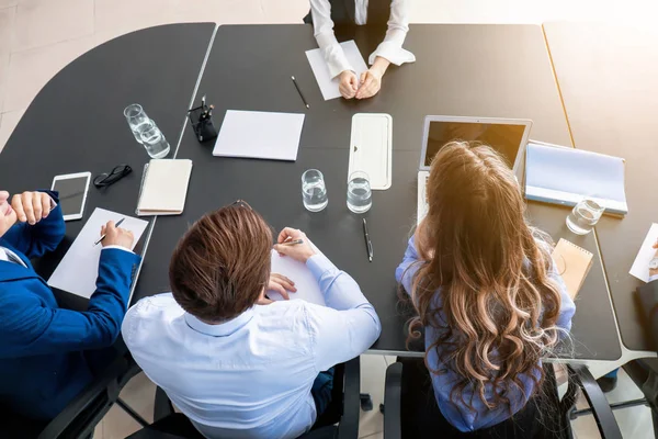 Human resources commission interviewing woman in office — Stock Photo, Image