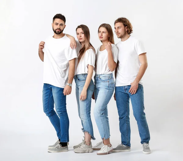 Jovens elegantes em jeans sobre fundo branco — Fotografia de Stock