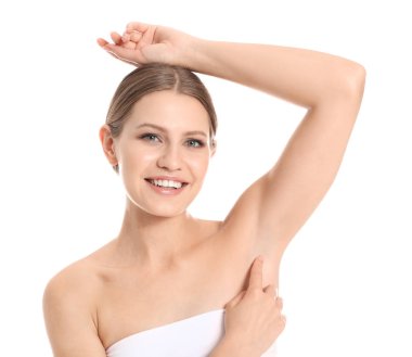 Beyaz arka plan üzerinde lazer epilasyon prosedürü sonra güzel genç kadın