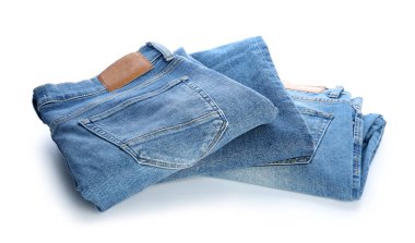 Beyaz arka planda farklı kot pantolon