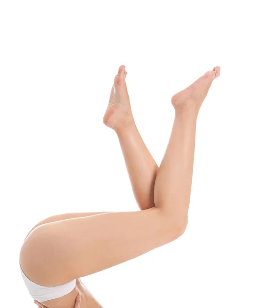 Hermosa mujer joven después de la depilación láser de las piernas sobre fondo blanco — Foto de Stock