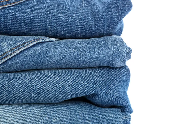 Stapel von Jeans-Hosen auf weißem Hintergrund — Stockfoto