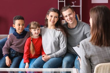 Çocukların evlat edinilmesinden sonra çift ile sosyal hizmet görevlisi toplantısı