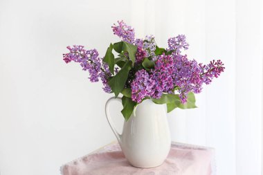Güzel leylak çiçekleri kapalı jug