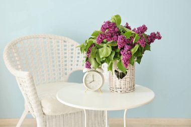 Odada masada güzel leylak ile Vazo