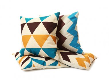 Beyaz arkaplanda yumuşak yastıklar