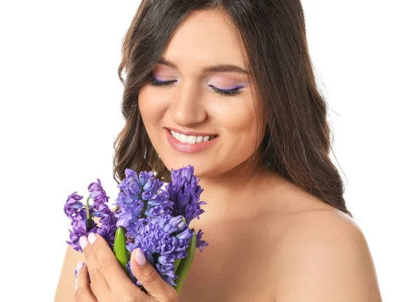 Vacker ung kvinna med hyacint blommor på vit bakgrund — Stockfoto