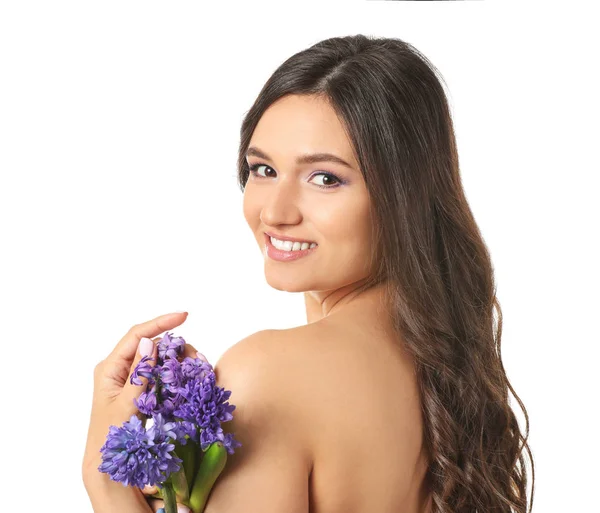白い背景にヒヤシンスの花を持つ美しい若い女性 — ストック写真