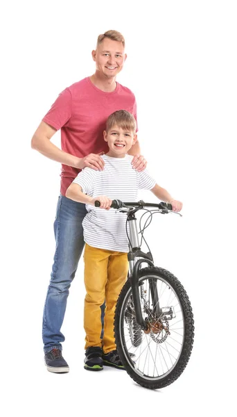 白い背景に自転車を持つ父と息子 — ストック写真