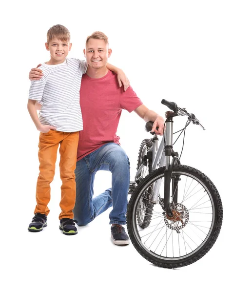 Ο πατέρας και ο γιος του με ποδήλατο σε λευκό φόντο — Φωτογραφία Αρχείου