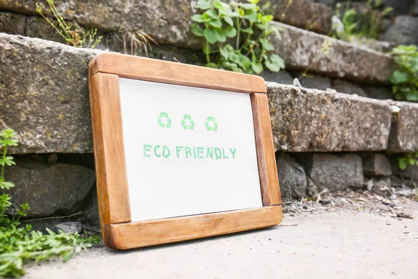 Tablica z tekstem Eco Friendly na zewnątrz — Zdjęcie stockowe