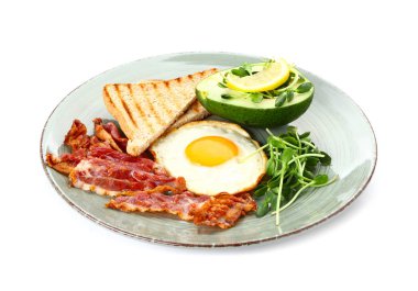 Beyaz arka planda lezzetli kızarmış yumurta, pastırma, avokado ve tost ile Tabak