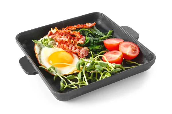 Stekpanna med välsmakande ägg, bacon och tomat på vit bakgrund — Stockfoto