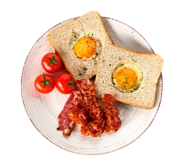 Prato com saborosos ovos fritos, bacon, torradas e tomate no fundo branco — Fotografia de Stock