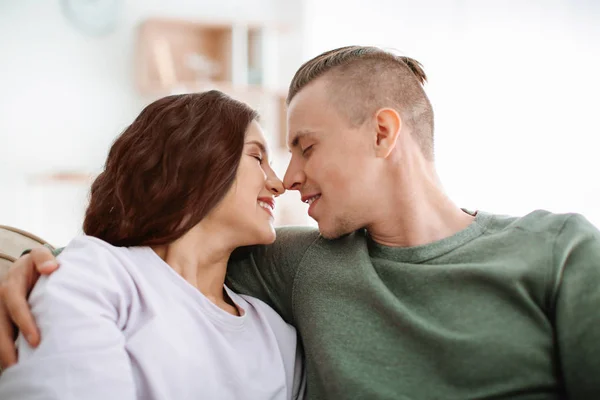 Liebenswertes Liebespaar ruht sich zu Hause aus — Stockfoto