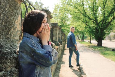 Üzgün genç kız arkadaşı sevgilisi ile kavga sonra açık havada