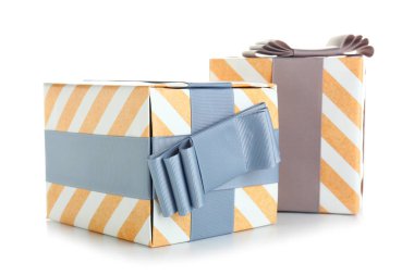 Beyaz arka planda güzel hediye kutuları