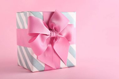 Güzel hediye kutusu renk arka plan üzerinde