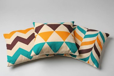 Gri arka planda şık yastıklar