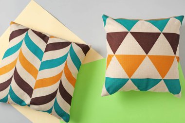 Renkli arka planda şık yastıklar