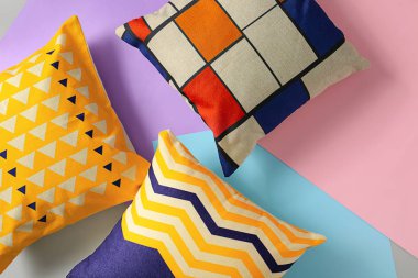 Renkli arka planda şık yastıklar