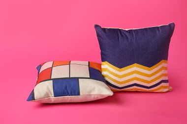 Renkli arka planda şık yastıklar