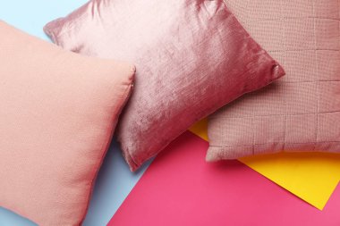 Renk arka planda yumuşak yastıklar