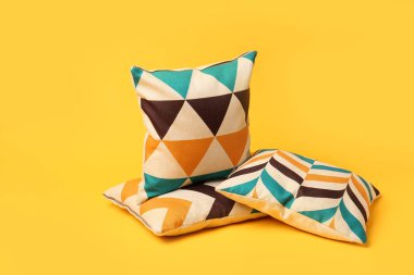 Renk arka planda yumuşak yastıklar