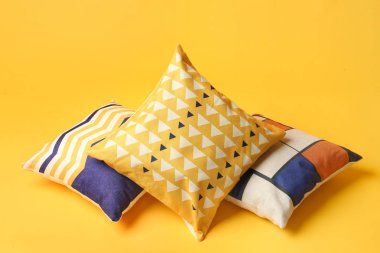 Renk arka planda yumuşak yastıklar