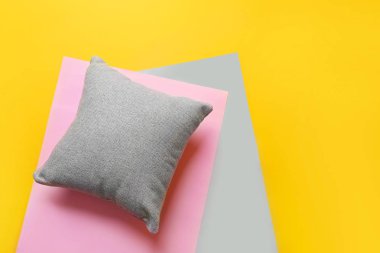 Renk arka plan üzerinde yumuşak yastık