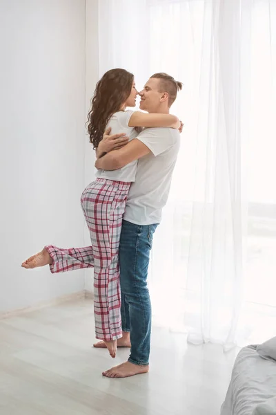 Urocza kochająca para w sypialni — Zdjęcie stockowe