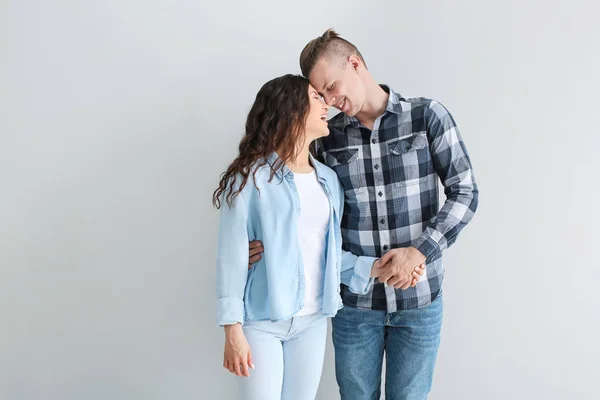 Adorable couple amoureux sur fond gris — Photo