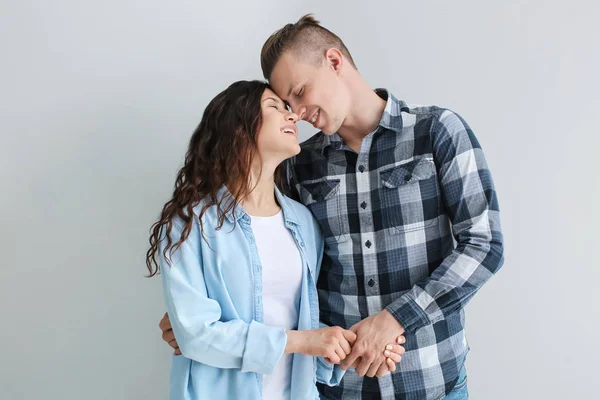 Adorable couple amoureux sur fond gris — Photo